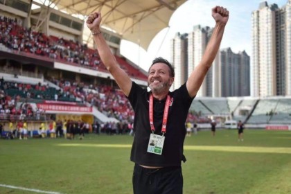  AC米兰主场溃败，球迷高呼教练下课  